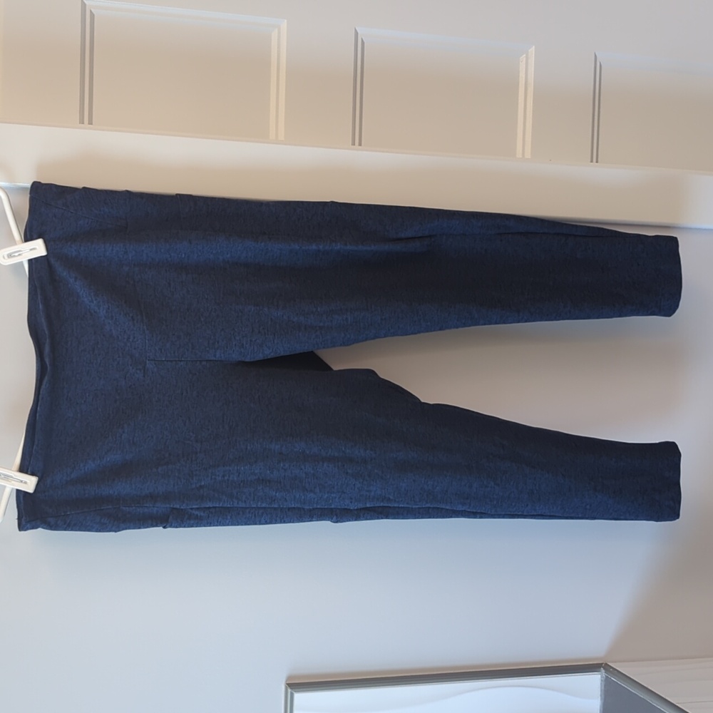 Navy blue cropped pocket leggings